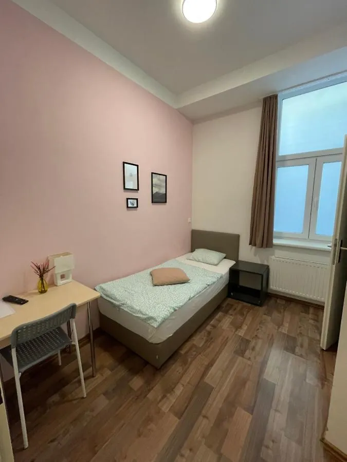 Dan In'N Out Guest House Vienna 3*,
