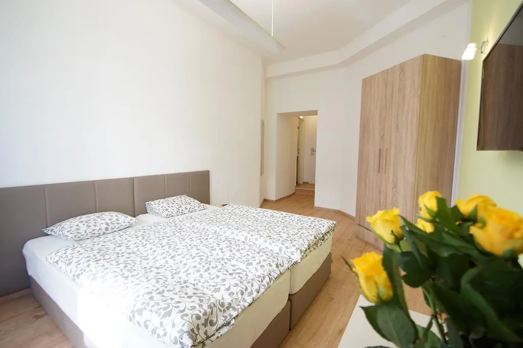 Dan In'N Out Guest House Vienna 3*,