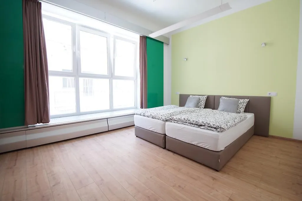 Dan In'N Out Guest House Vienna 3*,