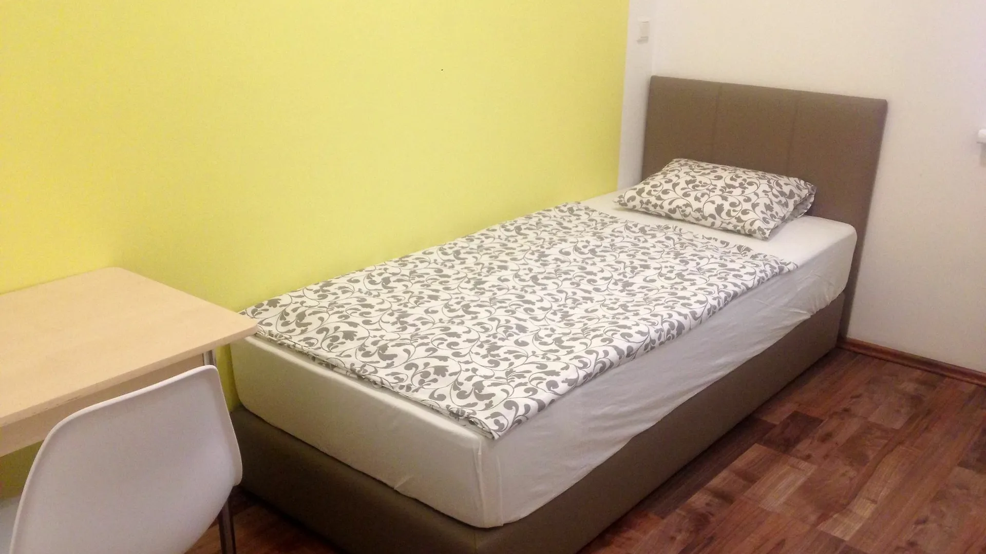 Dan In'N Out Guest House Vienna 3*,
